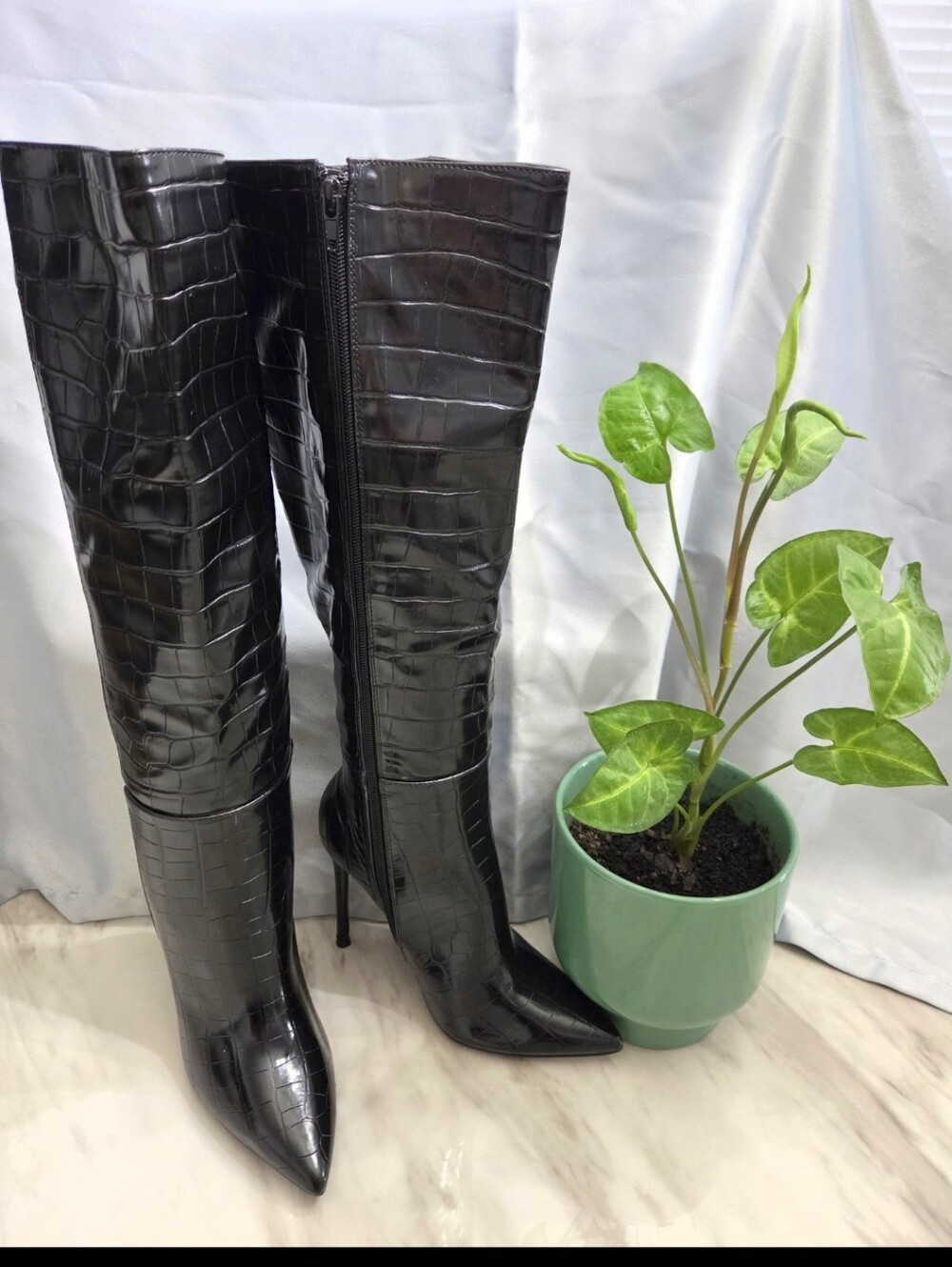 ZEZILIA Black Croc-Embossed Knee-High Stiletto Boots – Size 7